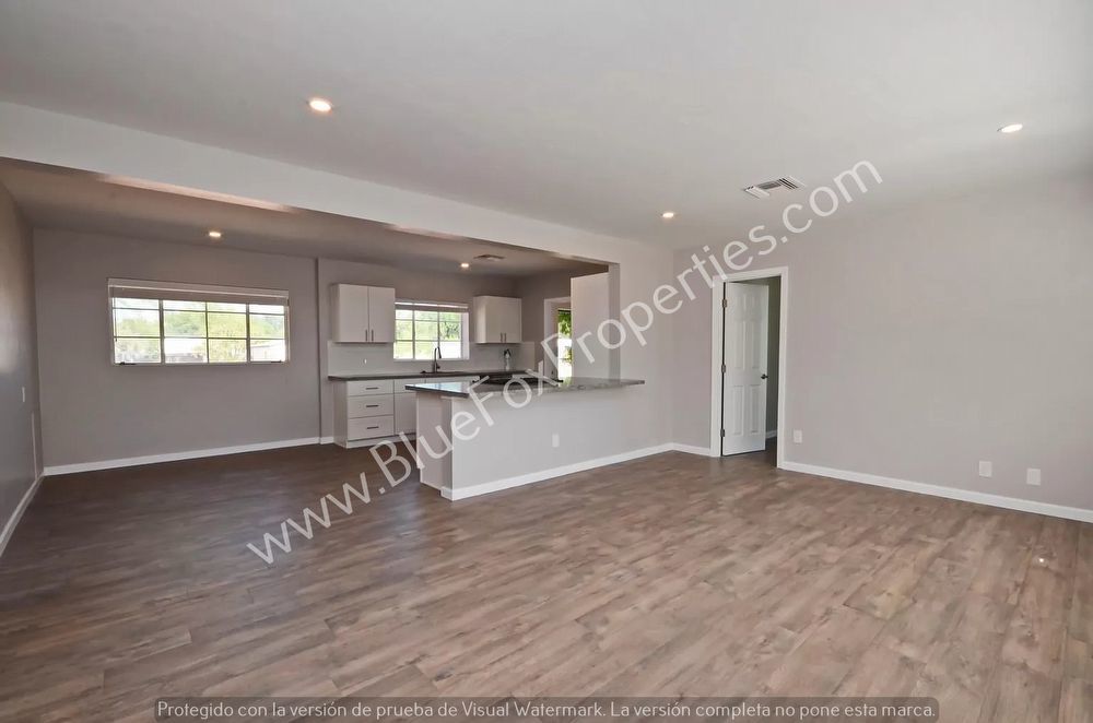 2701 E. Waverly St property image