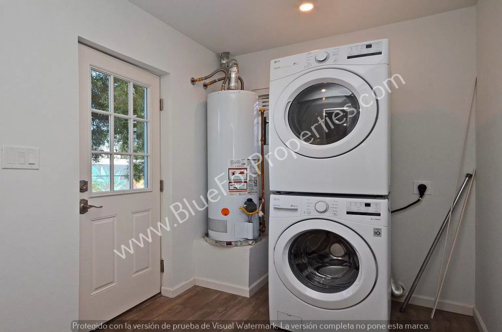 2701 E. Waverly St property image