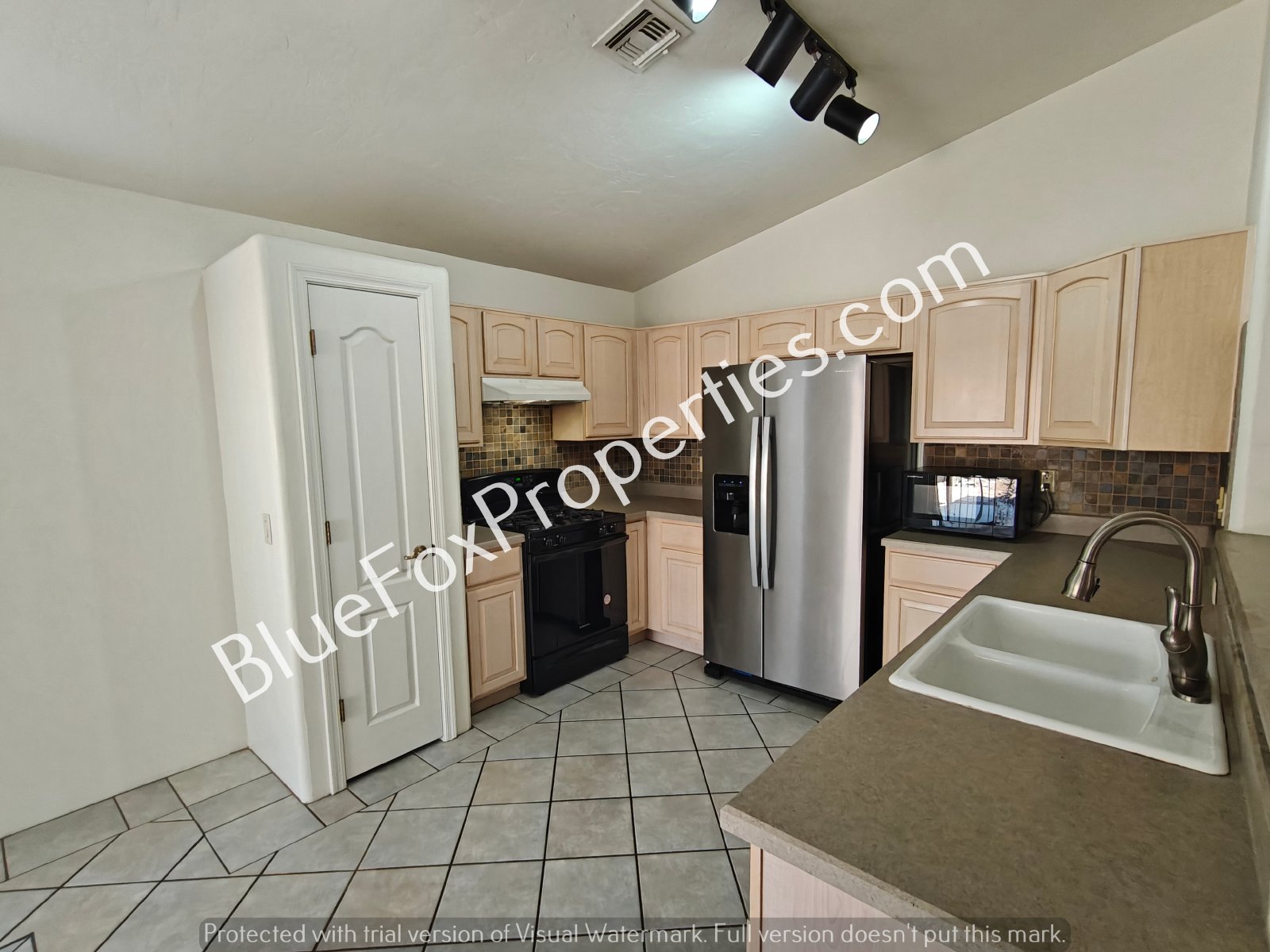 Beautiful home with two fireplaces, stunning archways and an open living area! property image
