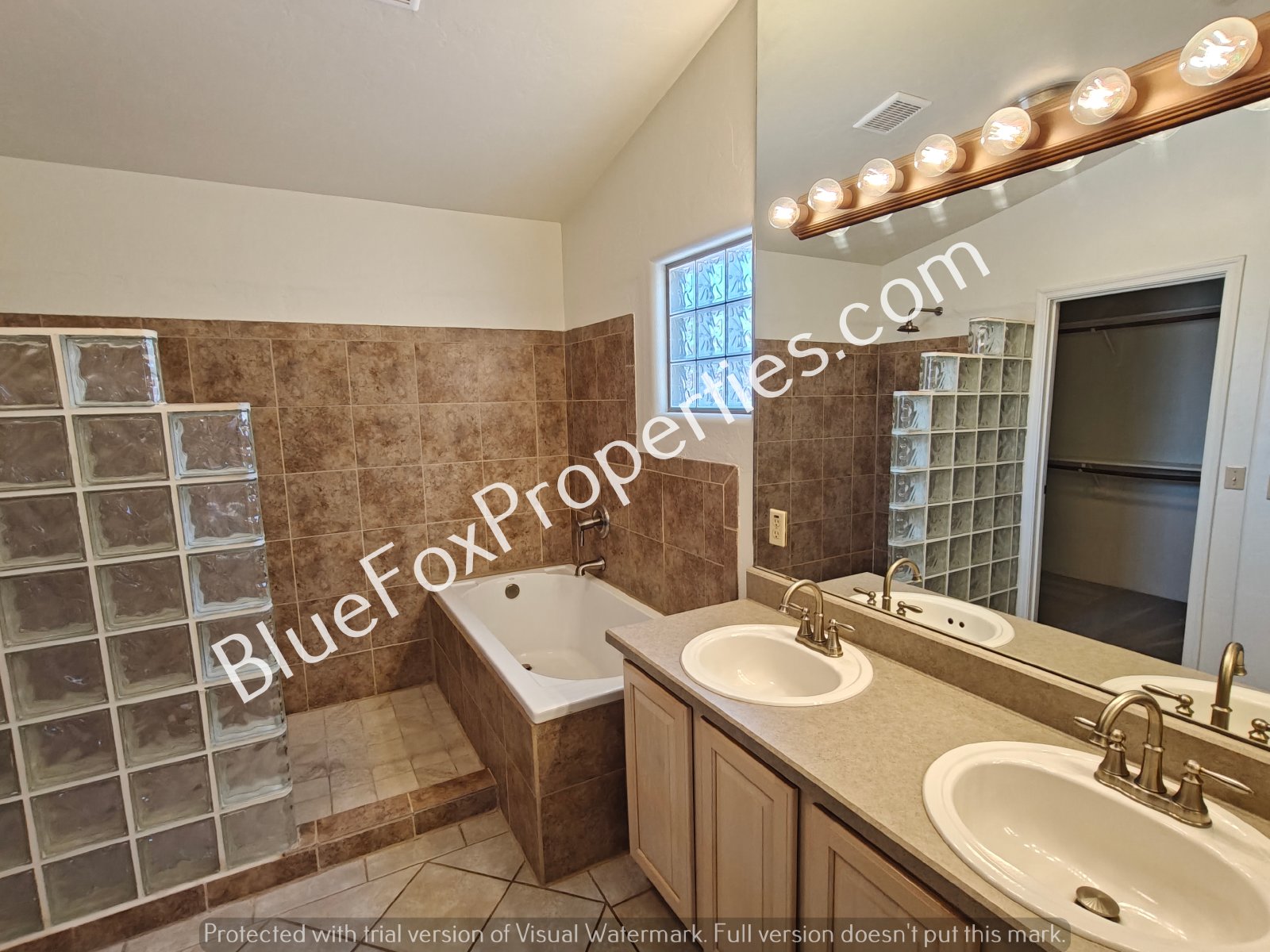 Beautiful home with two fireplaces, stunning archways and an open living area! property image