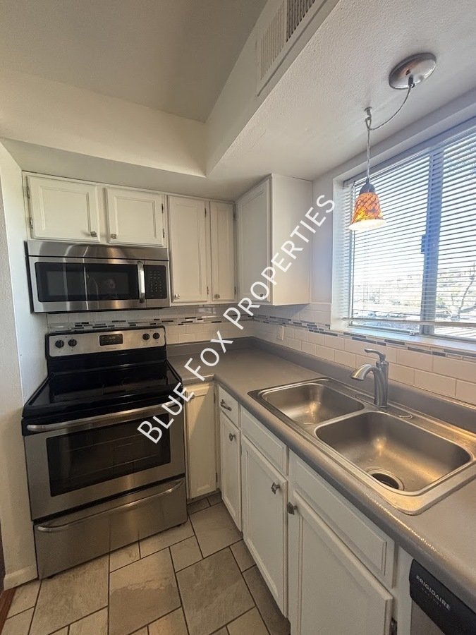 2 Bedroom, 1 Bathroom Condo Close to Downtown property image