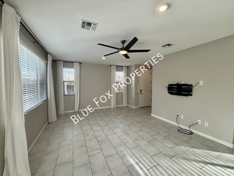 1048 E Descent St property image