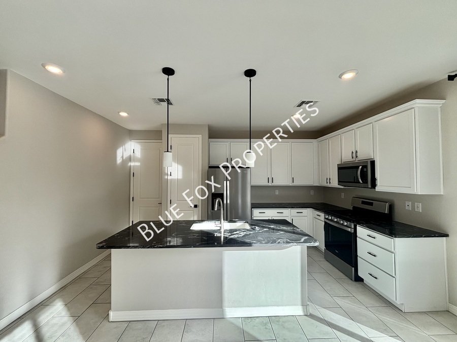 1048 E Descent St property image