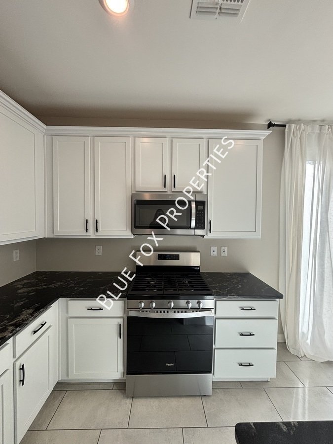 1048 E Descent St property image