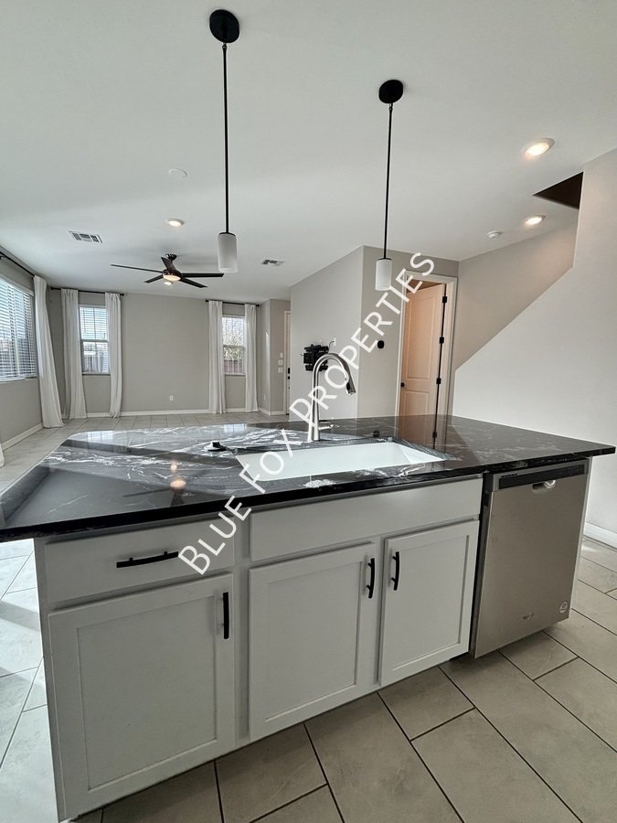 1048 E Descent St property image