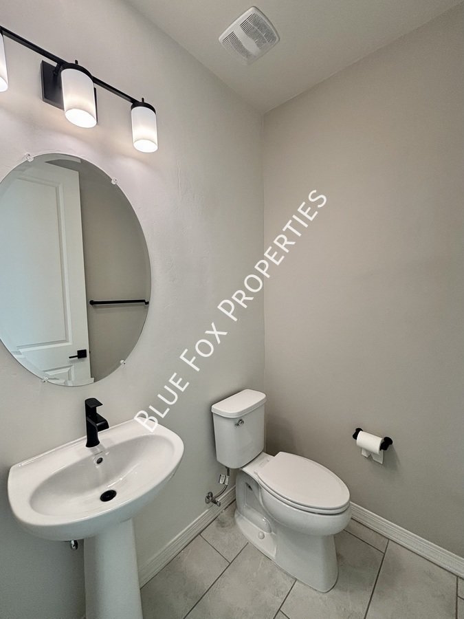 1048 E Descent St property image