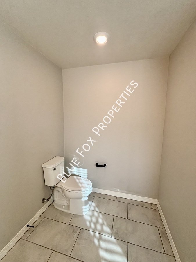 1048 E Descent St property image