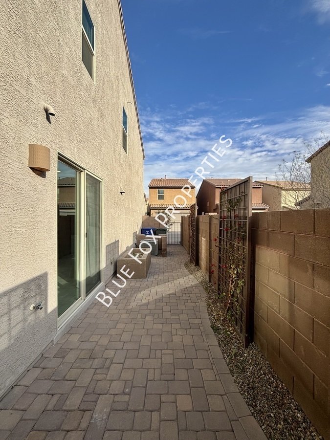 1048 E Descent St property image