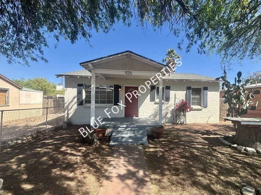 925 E Adams Street property image