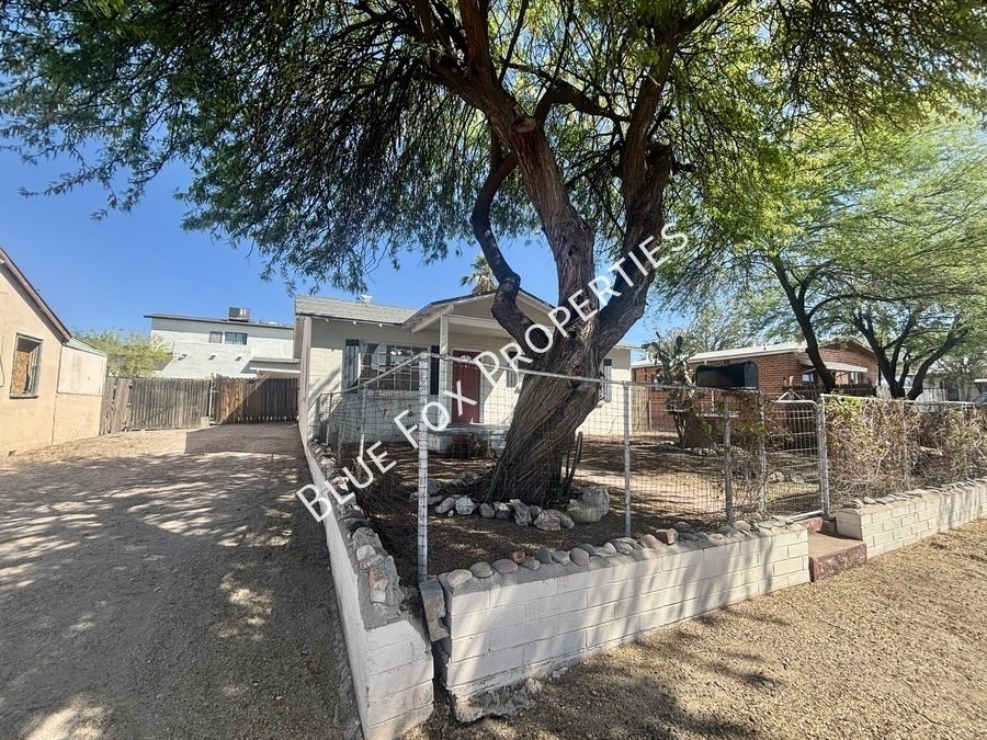 925 E Adams Street property image