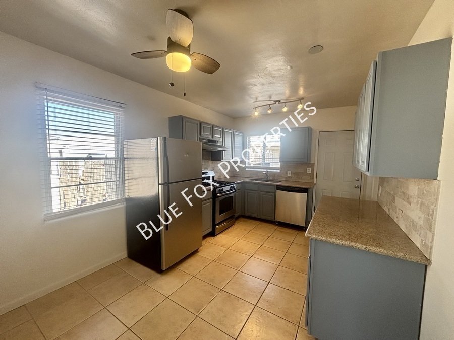 925 E Adams Street property image