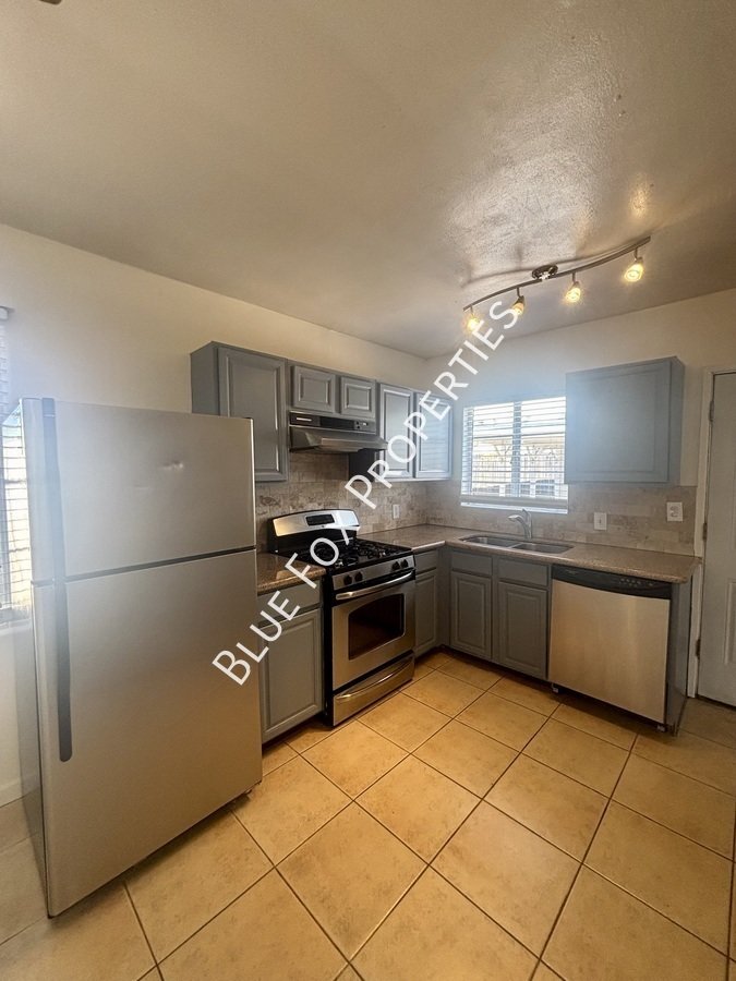 925 E Adams Street property image
