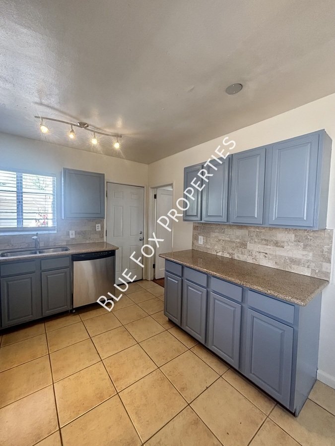 925 E Adams Street property image