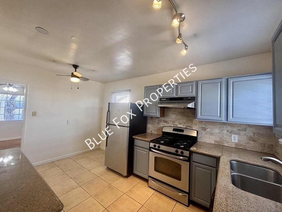 925 E Adams Street property image