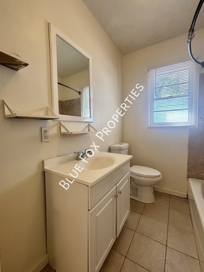 925 E Adams Street property image