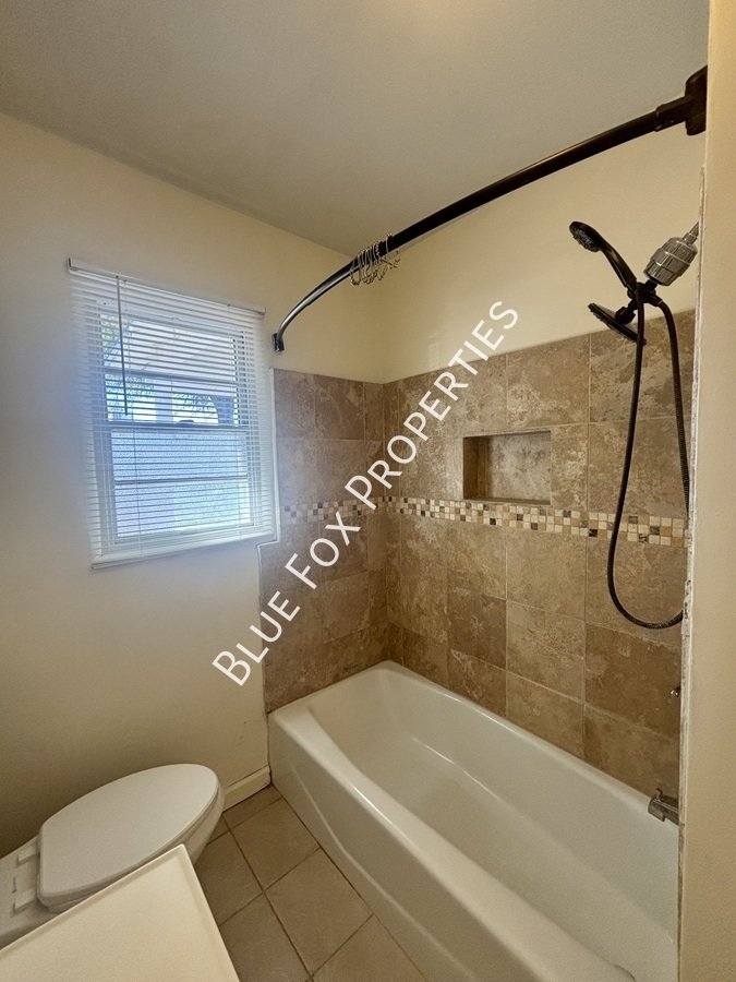 925 E Adams Street property image