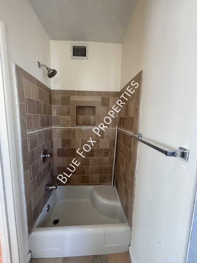 925 E Adams Street property image