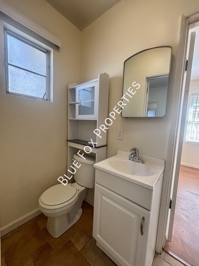 925 E Adams Street property image