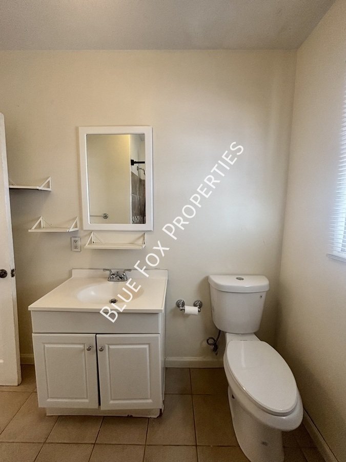 925 E Adams Street property image