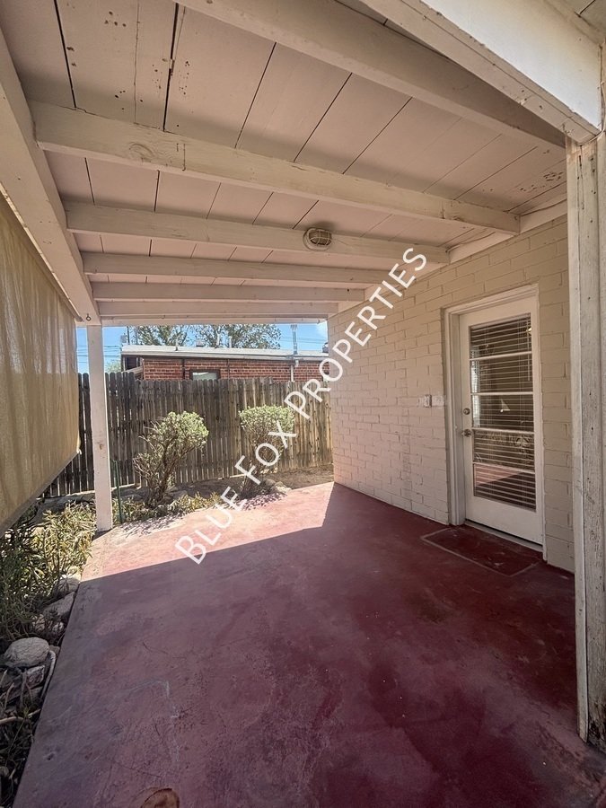 925 E Adams Street property image