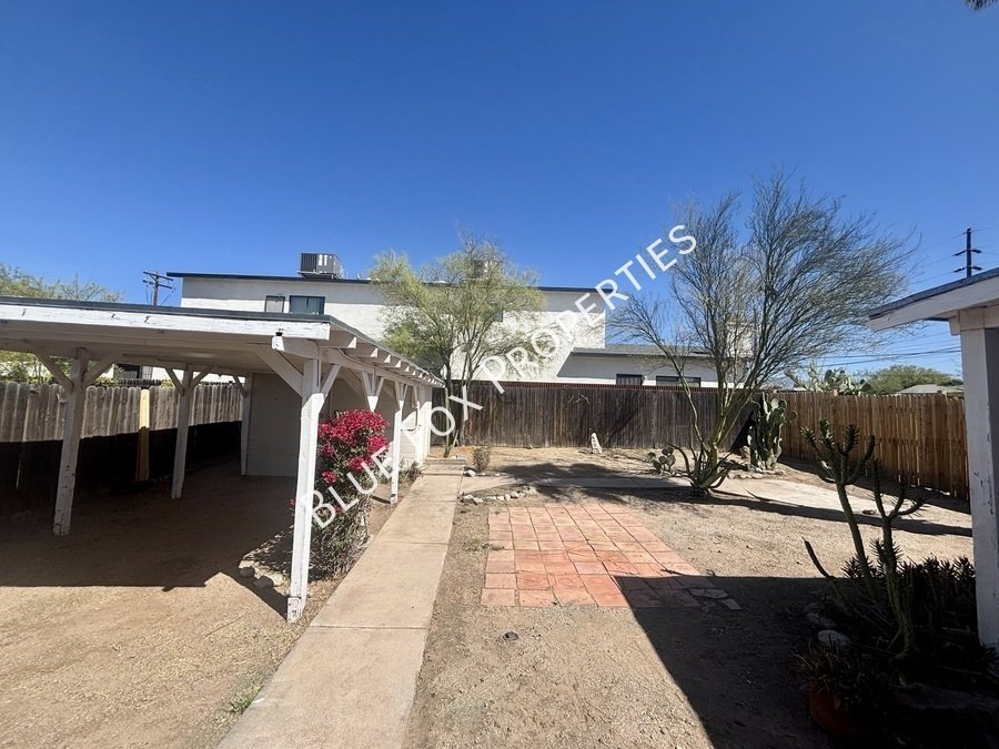 925 E Adams Street property image