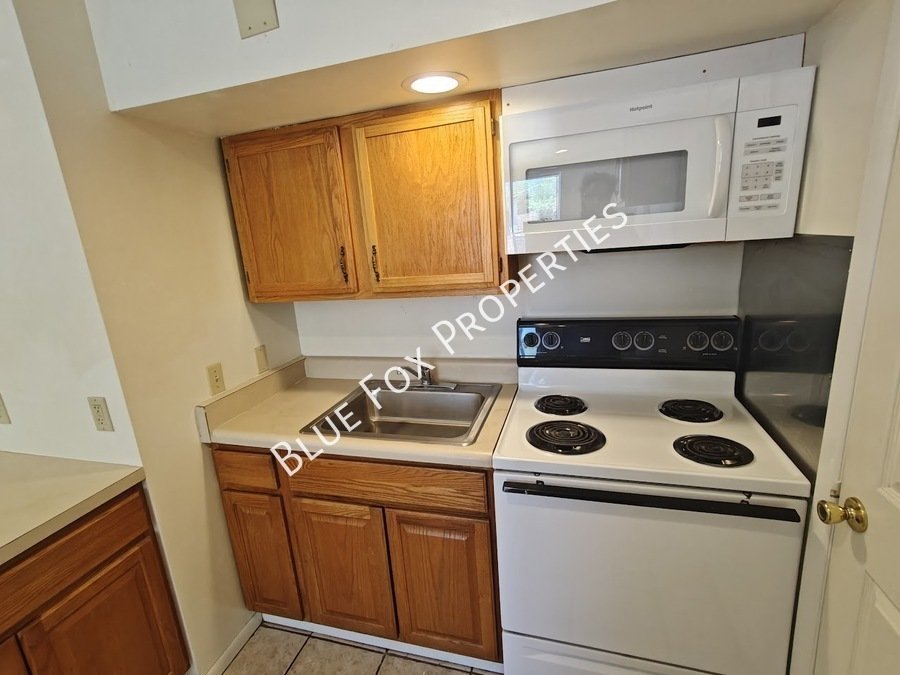 Cute 1 Bedroom 1 Bath Near U of A -Save of Utilities property image