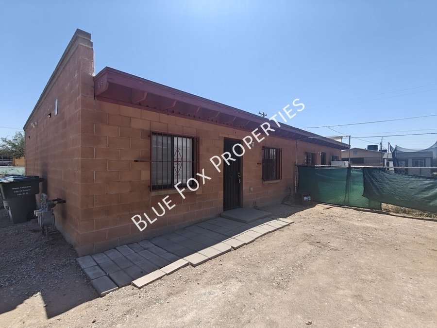 Duplex unit with private yard and parking! property image