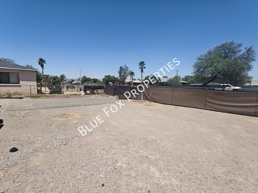 Duplex unit with private yard and parking! property image
