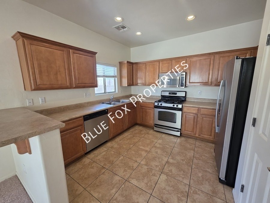 3 bed, 2.5 bath home, located close to schools, shopping and more! Peaceful neighborhood property image