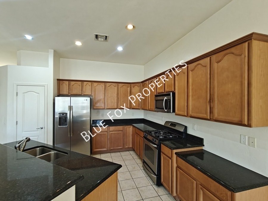 Gorgeous home in Sahuarita, enjoy all of the amenities the community has to offer! property image