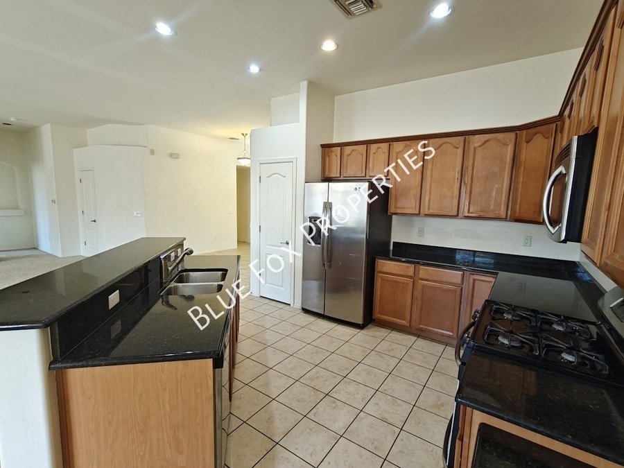 Gorgeous home in Sahuarita, enjoy all of the amenities the community has to offer! property image