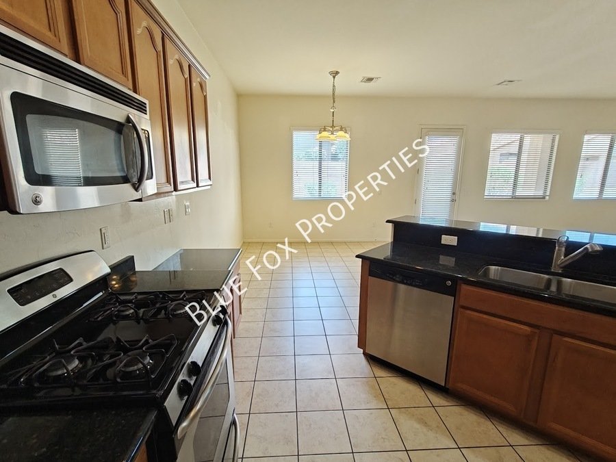 Gorgeous home in Sahuarita, enjoy all of the amenities the community has to offer! property image