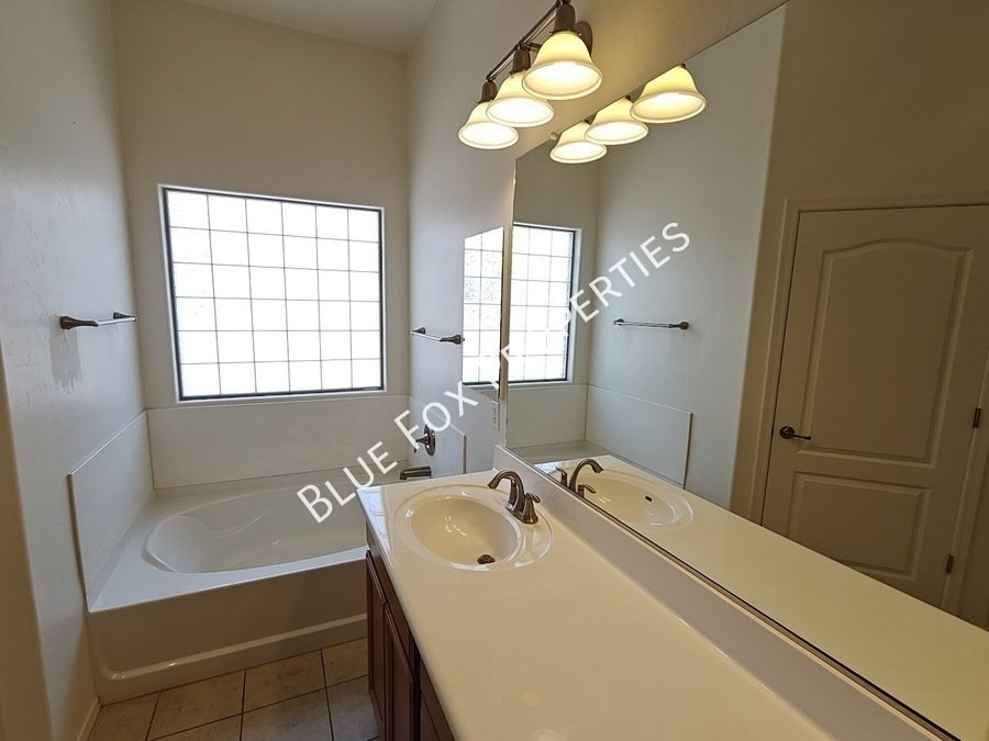 Gorgeous home in Sahuarita, enjoy all of the amenities the community has to offer! property image