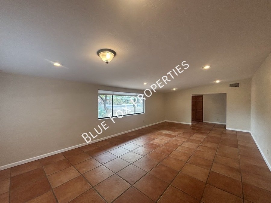 729 N Alamo Avenue property image