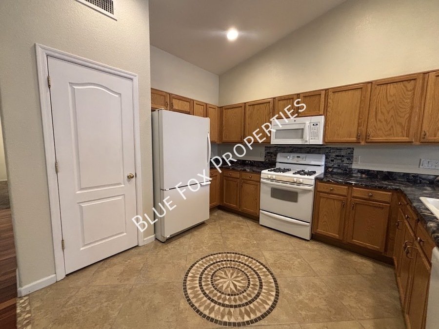 East Side 4 Bed + LARGE Backyard! property image