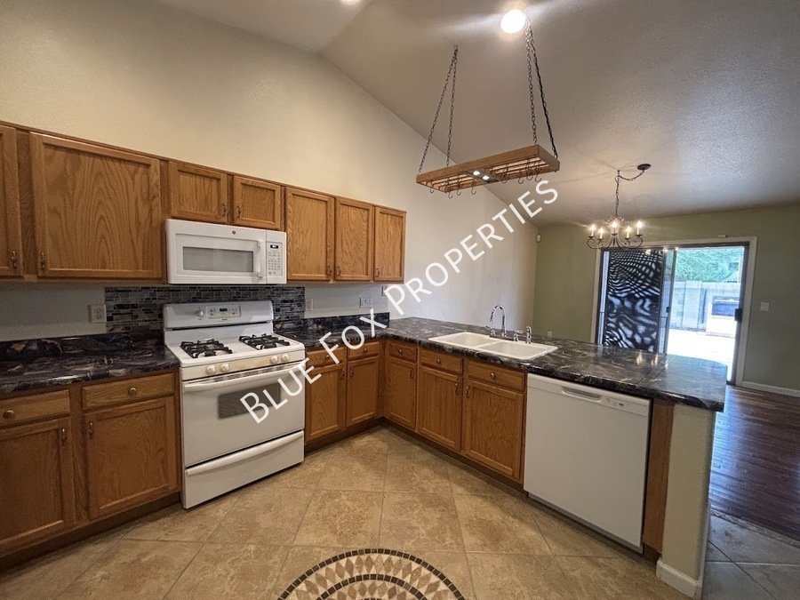 East Side 4 Bed + LARGE Backyard! property image