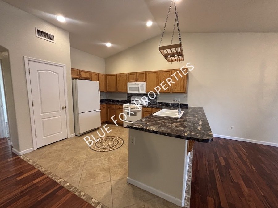East Side 4 Bed + LARGE Backyard! property image