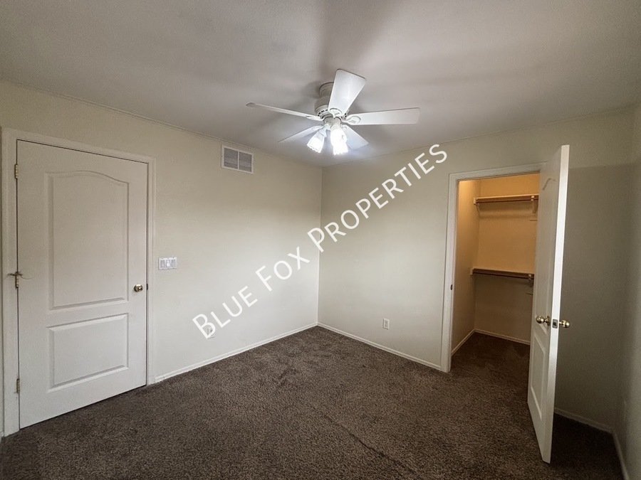 East Side 4 Bed + LARGE Backyard! property image