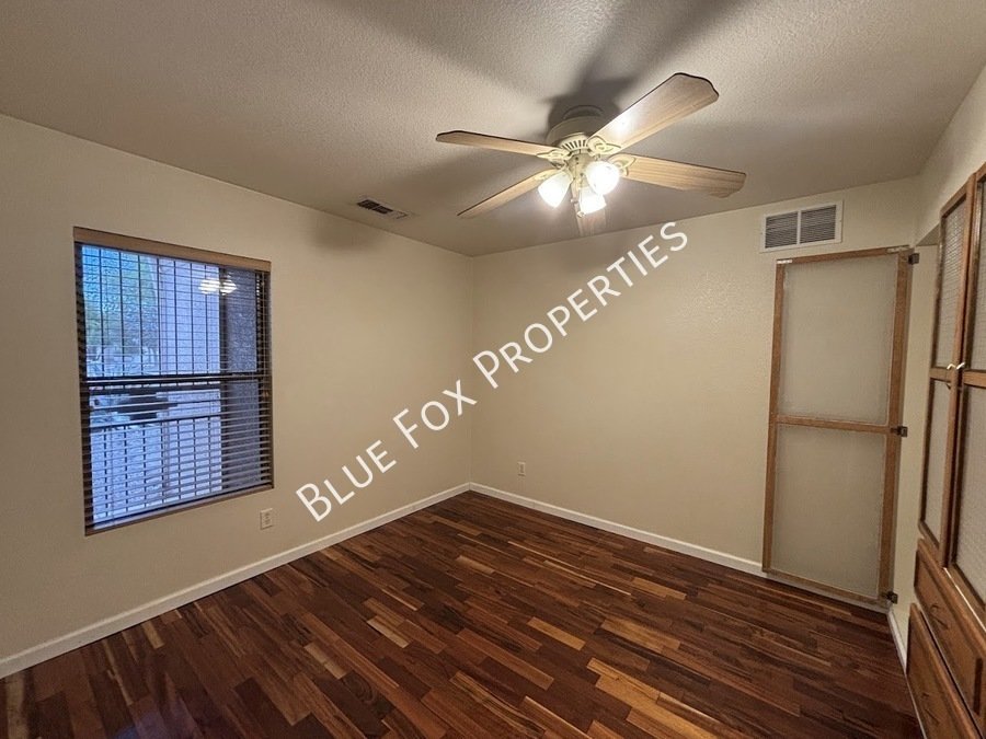 East Side 4 Bed + LARGE Backyard! property image