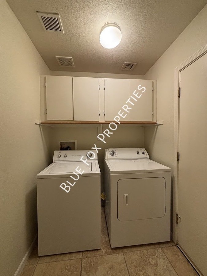 East Side 4 Bed + LARGE Backyard! property image