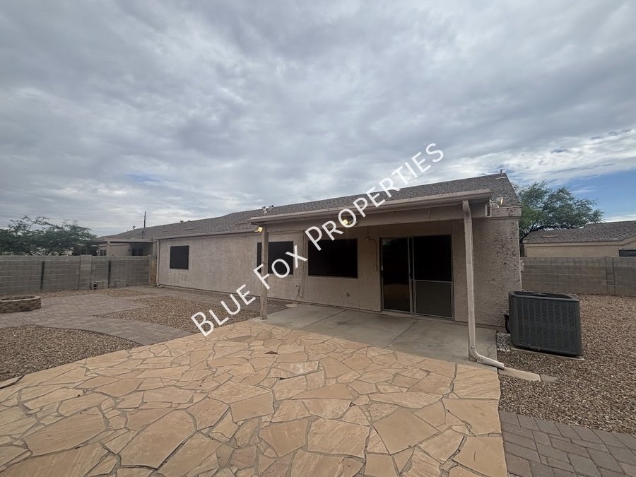 East Side 4 Bed + LARGE Backyard! property image