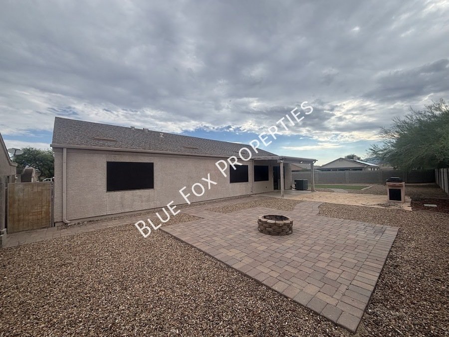 East Side 4 Bed + LARGE Backyard! property image