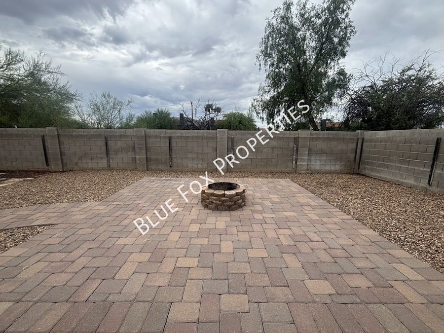 East Side 4 Bed + LARGE Backyard! property image