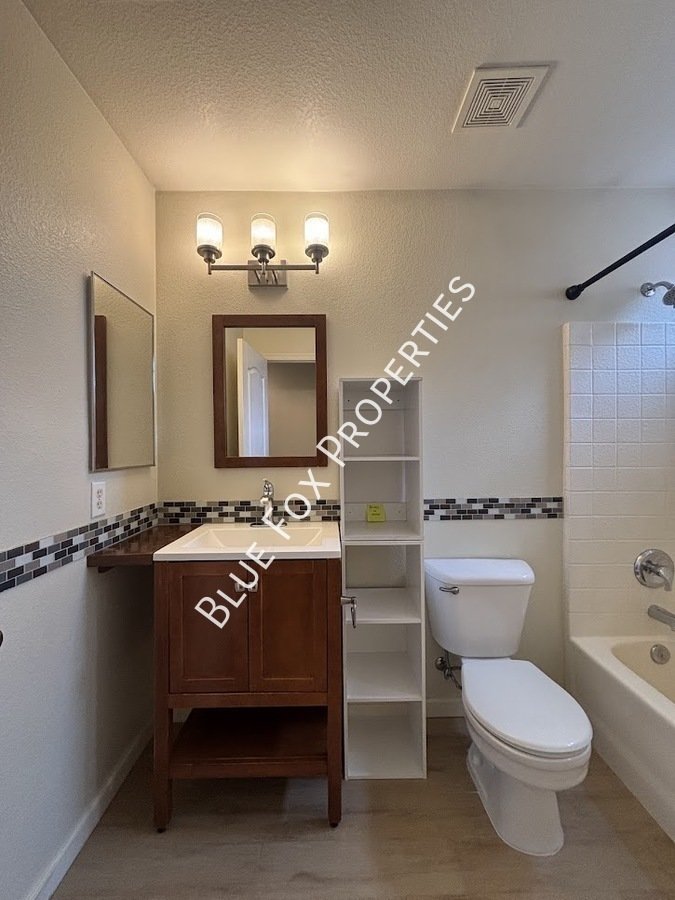 East Side 4 Bed + LARGE Backyard! property image