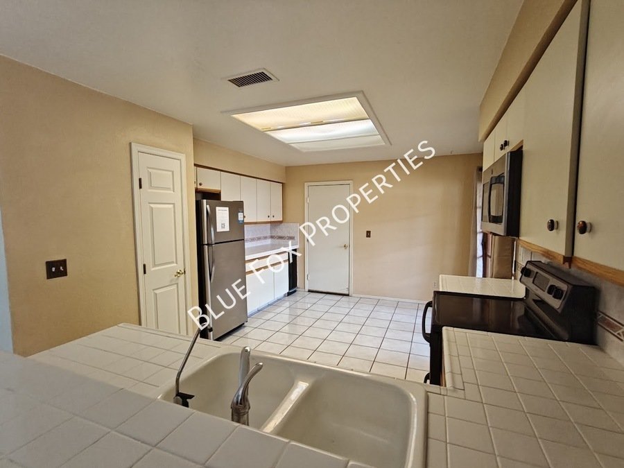 Bright open spaces in this stunning home!  Views, views and more views! property image