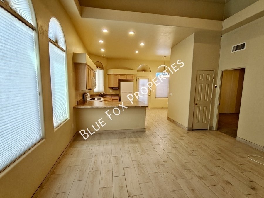 2353 W Via Di Silvio property image