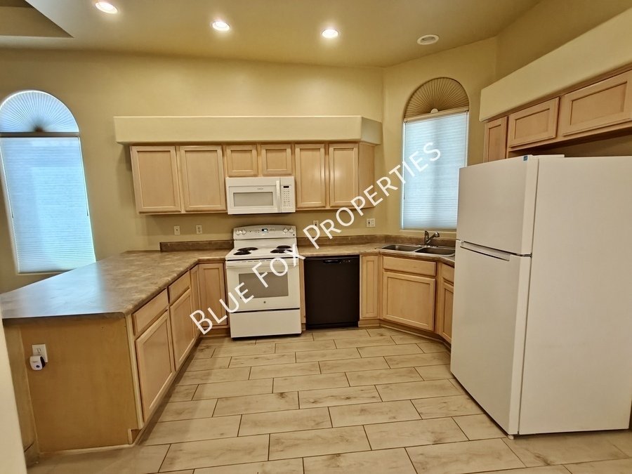 2353 W Via Di Silvio property image