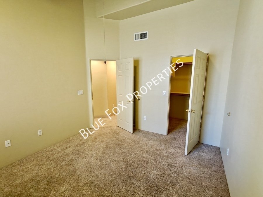 2353 W Via Di Silvio property image
