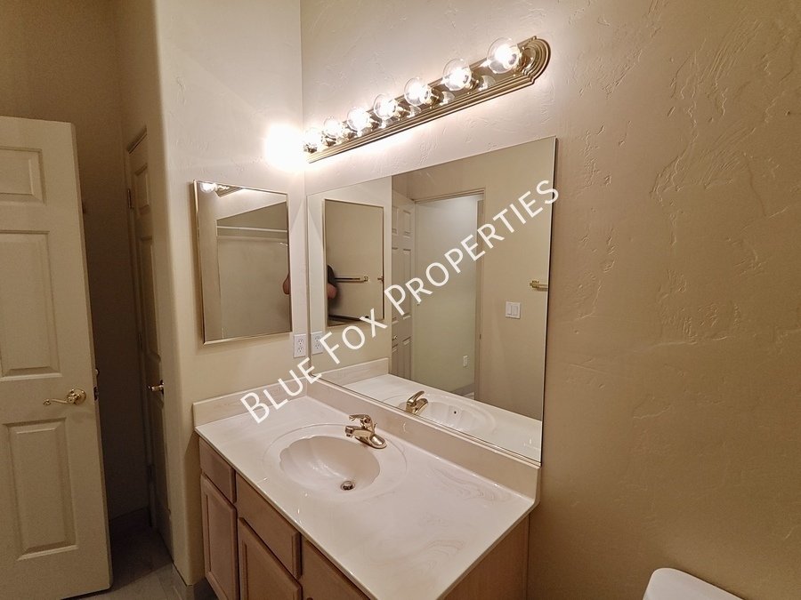 2353 W Via Di Silvio property image