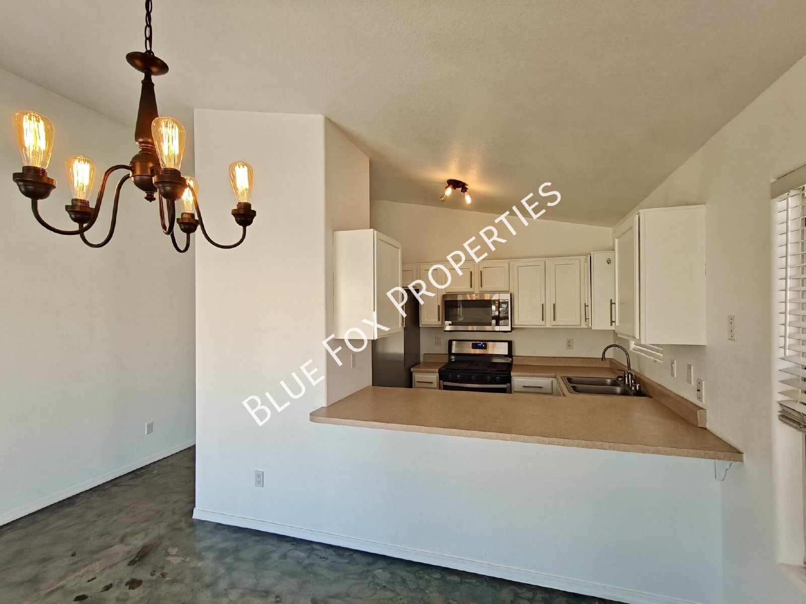 2302 W Silvergate Place property image